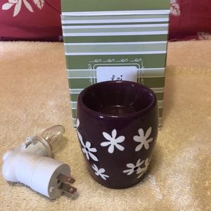 Retired Scentsy Nightlight/Plug-In Warmer “Lei” Plum Purple w/White Flowers